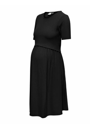 Robe de maternité noire côtelée à manches courtes avec taille froncée et détail supérieur en couches, longueur au genou, sur fond blanc.