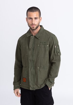Olivgrüne, kragenlose Jacke mit mehreren Taschen, Knopfverschluss und Reißverschlusstasche am Ärmel; aus einem strukturierten, langlebigen Stoff gefertigt.