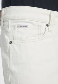 Guess Jeans Avar lõikega teksad - gj bull white