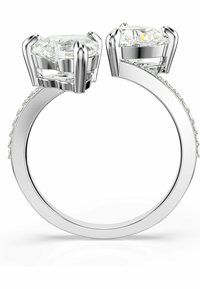 Zilveren ring met twee grote, rechthoekige heldere edelstenen, gezet in klauwen, met kleinere stenen langs de band voor extra detail.