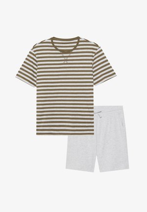 Τριχωτό κοντομάνικο πουκάμισο σε γκρι και ελιά, με στρογγυλή λαιμόκοψη, συνδυασμένο με γκρι σορτς που διαθέτουν ελαστική μέση και τσέπες.