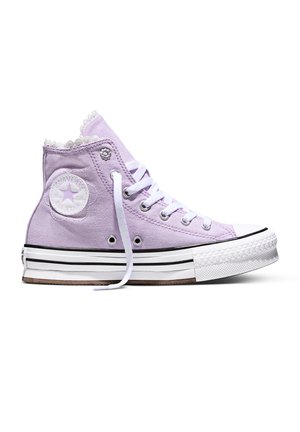 Lavendelfarbener Converse High-Top-Sneaker mit weißen Schnürsenkeln, Gummischnauze und weißer Sohle mit schwarzem Streifen auf weißem Hintergrund.
