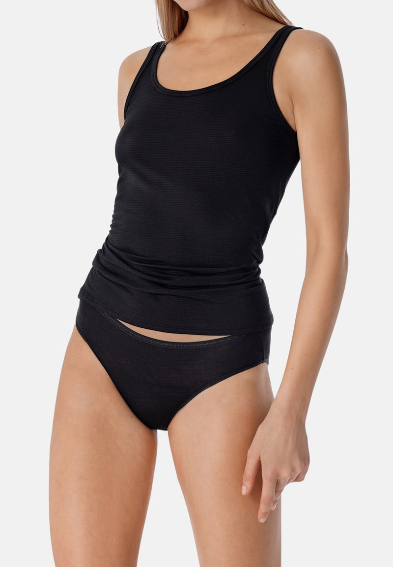 Zwarte tanktop van ribstof met brede banden, gecombineerd met bijpassende lage bikini slipjes met een uitsnijdetail.