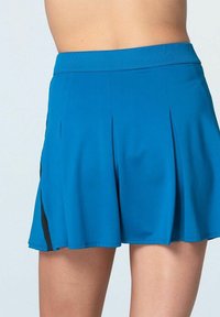 Pantaloni sportivi blu con pieghe e una larga cintura a costine. Il design presenta aperture laterali e un accento nero sui lati. Tessuto dalla texture liscia.