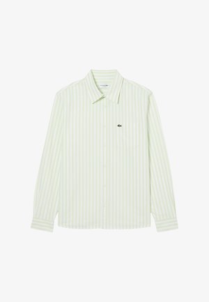 Overhemd met lange mouwen en knopen met groene en witte verticale strepen, een borstzak en een klein groen krokodillenlogo op de borst.