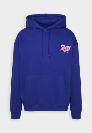 Sweat à capuche bleu en tissu doux avec une poche kangourou, arborant un motif cœur rose et un texte sur le côté gauche de la poitrine.