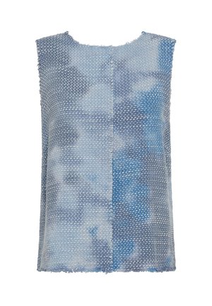 Top fără mâneci de culoare albastră, cu un model, confecționat dintr-un material ușor, având o suprafață texturată cu margini destrămate și un decolteu rotund.
