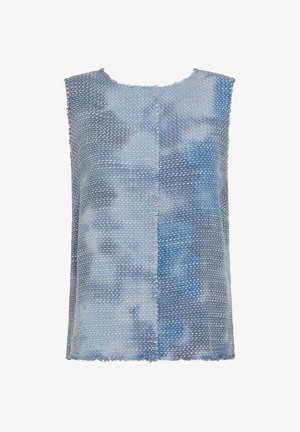 Blautop mit Muster und ärmellosem Design aus leichtem Stoff, der eine strukturierte Oberfläche mit ausgefransten Kanten und einem abgerundeten Ausschnitt aufweist.