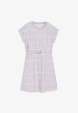 Robe courte à manches courtes violet clair avec des rayures blanches horizontales et un petit nœud en tissu à la taille élastiquée.