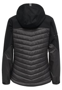 Svart och grå isolerad jacka med ett chevron-mönstrat bakstycke, en figursydd huva och en ficka med dragkedja på sidan. Släta och texturerade ytor.