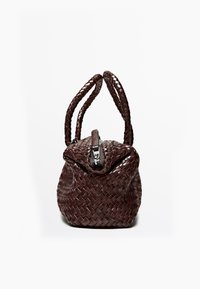 Borsa in pelle intrecciata marrone con due manici intrecciati, chiusura con zip e un design morbido e arrotondato. Superficie texturizzata e forma compatta.