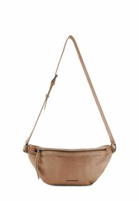 Bolso cruzado de cuero marrón con un diseño curvado, cierre superior con cremallera, correa ajustable y logo en relieve. Textura suave y estilo minimalista.