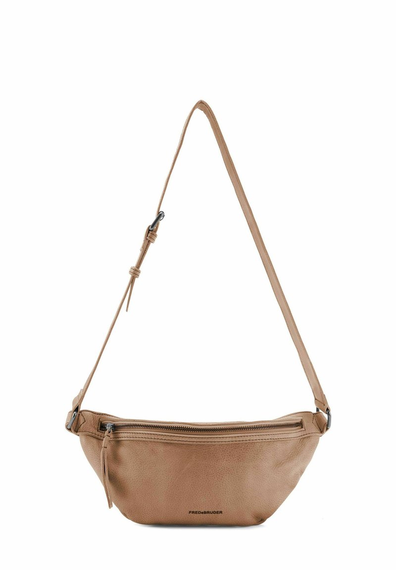 Bolso cruzado de cuero marrón con un diseño curvado, cierre superior con cremallera, correa ajustable y logo en relieve. Textura suave y estilo minimalista.