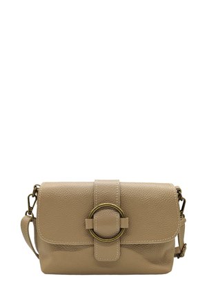 Sac à bandoulière en cuir beige avec une finition texturée, doté d'un accent en métal doré de forme circulaire et d'une bandoulière réglable.