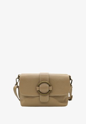 Sac à bandoulière en cuir beige avec une finition texturée, doté d'un accent en métal doré de forme circulaire et d'une bandoulière réglable.