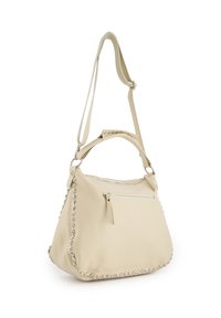 Beige Lederhandtasche mit silbernen Nietenakzenten, einer Reißverschlusstasche und zwei Trageoptionen: kurze Henkel und verstellbarer Schultergurt.