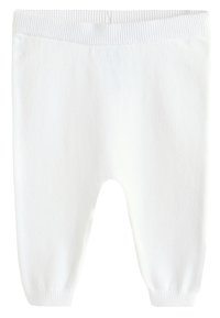 Witte babybroekjes gemaakt van zachte gebreide stof, met een elastische tailleband en taps toelopende boorden. Eenvoudig ontwerp zonder patronen of versieringen.
