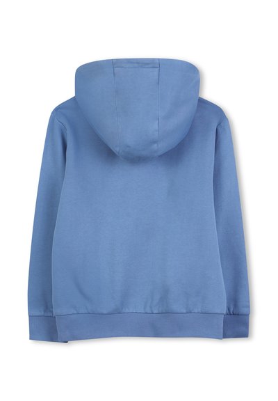Bluza z kapturem w jasnoniebieskim kolorze, wykonana z miękkiego materiału. Posiada ściągacze na mankietach i u dołu, z gładką, teksturowaną powierzchnią.