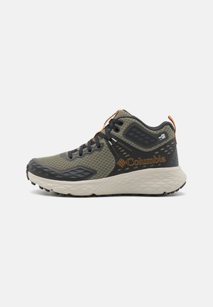 Herrliche Sportschuhe in olivgrün mit schwarzen Akzenten, Obermaterial aus Mesh, kontrastierenden orangenen Schnürsenkeln und einer strukturierten Gummisohle.