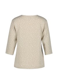 Beige top met driekwart mouwen, voorzien van een subtiel textuurpatroon dat op dierenprint lijkt, gemaakt van zachte stof, met een ronde hals.