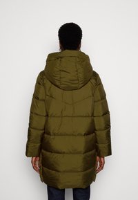 Abrigo acolchado verde oliva con capucha, que presenta patrones de acolchado horizontales y un corte de longitud media. El material parece suave y ligeramente brillante.