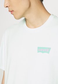 Levi's® RELAXED FIT TEE - T-shirts med print - mint