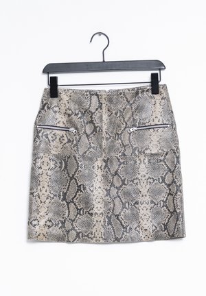 Mini-jupe à motif peau de serpent avec une texture en simili cuir, dotée de deux poches avant zippées et d'une coupe ajustée dans des tons neutres.