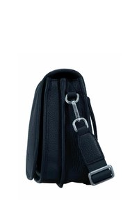 Sac en cuir noir avec une surface texturée, forme rectangulaire compacte, sangle réglable et détail en métal argenté.