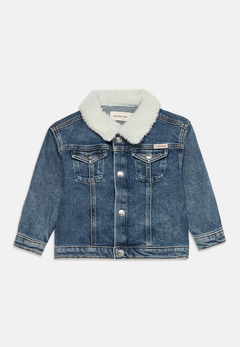 Μπλε denim μπουφάν με λευκό γιακά sherpa, κουμπιά μπροστά, δύο τσέπες στο στήθος και ετικέτα Calvin Klein στην αριστερή τσέπη.