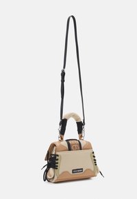 Pequeño bolso de mano con un diseño en marrón claro y beige. Cuenta con tejido de malla, una forma estructurada, dos asas, una correa desmontable y detalles en negro.