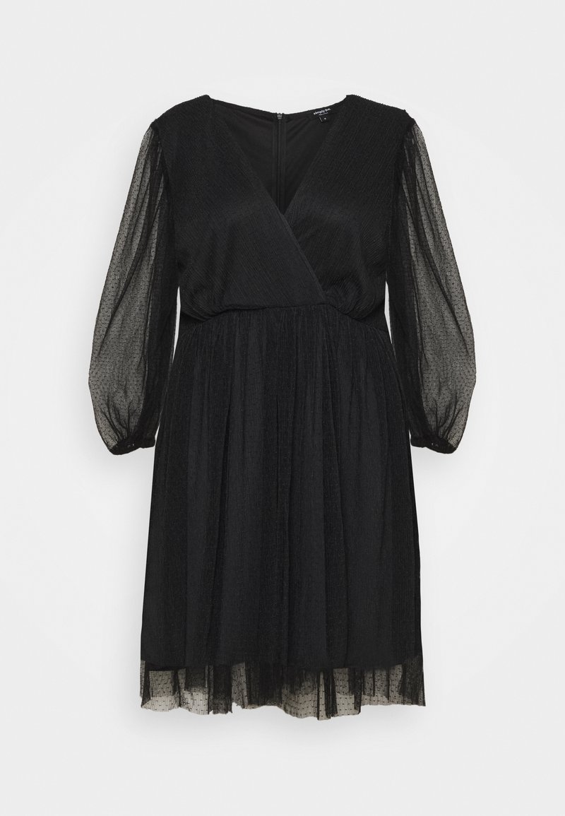 Robe noire avec un décolleté en V profond, des manches longues transparentes, un corsage ajusté et une jupe fluide. Tissu texturé, ourlet arrivant au genou, et fermeture éclair au dos.