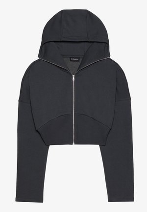 Gekürzter schwarzer Hoodie aus weichem Stoff mit Reißverschluss vorne, großer Kapuze und gerippten Bündchen. Hat ein minimalistisches Design ohne Muster.