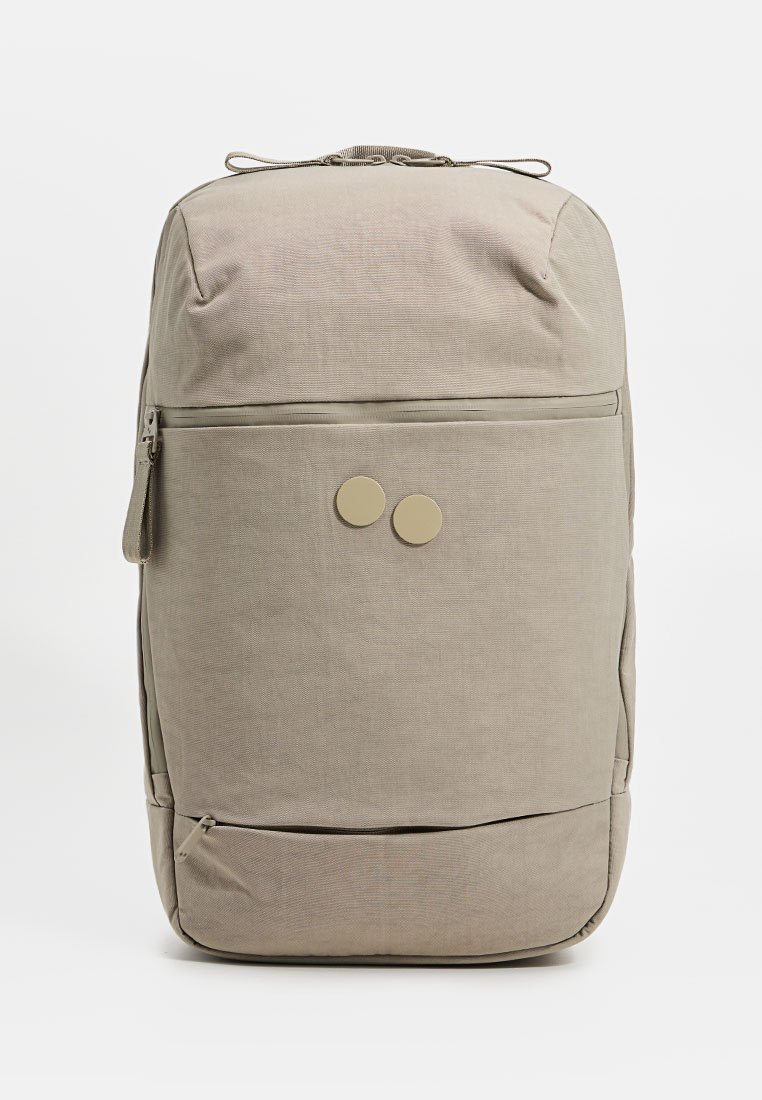 Helle graue Rucksack aus strukturiertem Stoff, mit einer Reißverschlussvordertasche, zwei runden Hardware-Akzenten und einer stabilen Form.