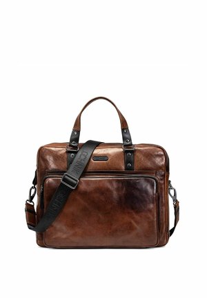 Brązowa skórzana teczka z czarnym regulowanym paskiem na ramię, dwoma górnymi uchwytami, przednią kieszenią na zamek oraz metalowymi elementami.