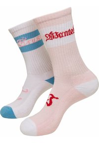 Baumwollcrew-Sokken, eine weiß mit blauen Streifen und Logo, die andere rosa mit rotem Logo. Gerippte Textur, bunte Akzente, variierte Designs.