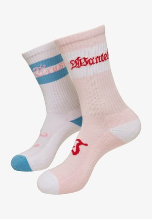 Bomuldscrewsokker, den ene hvid med blå stribe og logo, den anden pink med rødt logo. Ribbet tekstur, farverige accenter, varierende designs.