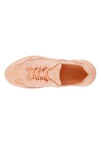 Baskets rose clair avec une tige texturée, des détails perforés et des lacets plats. Elles présentent une semelle rembourrée et un logo sur la languette.