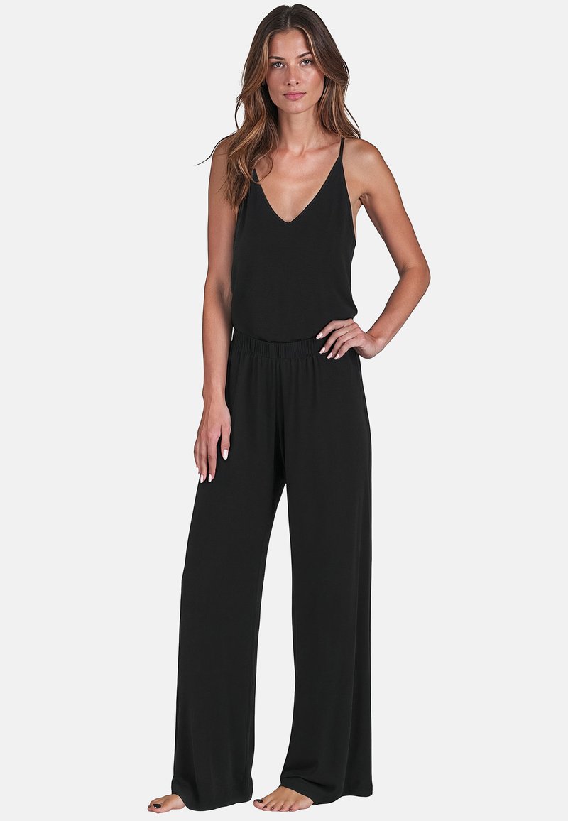 Sort jumpsuit med en tætsiddende overdel og brede ben. Tynde stropper og V-udskæring. Fremstillet af blødt, let materiale.