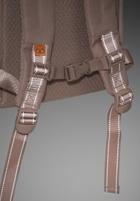 Barna szövet hátizsák pántok reflexiós díszítéssel és állítható csatokkalm, texturált szövésmintával és narancssárga logócímkével.