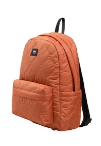 Gequiltte oranje rugtas met een voorvak, zwarte banden en een logo patch. Het materiaal is zacht en gewatteerd, wat zorgt voor een gestructureerde uitstraling.