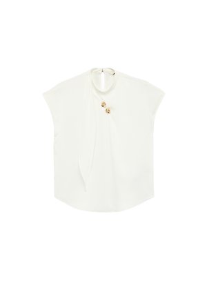 Hvid ærmeløs bluse med høj hals, to gyldne knapper nær kraven og et stofbånd foran.