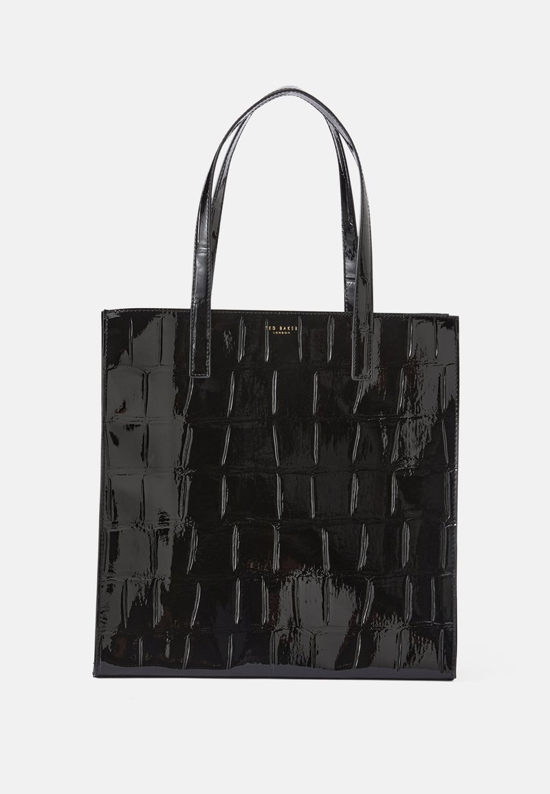 Bolsa tote em verniz preto com um padrão texturizado em forma de grelha, acabamento suave e duas alças longas. Detalhe do logótipo dourado na parte superior central.