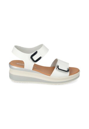 Sandalo con zeppa bianco con due cinturini regolabili e fibbie nere, soletta color cuoio e suola piattaforma grigia e bianca.
