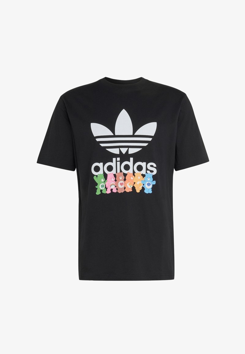 Camiseta negra de Adidas con gran logo blanco de trébol y personajes coloridos de Care Bears alineados bajo el nombre de la marca.
