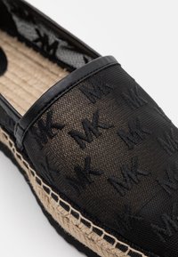 Espadrille en mesh noir avec logos MK brodés, garniture en cuir et détail de semelle en jute tissé.