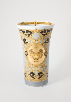 Keramická váza s svetlomodrým pozadím, zdobená zložitým zlatým ornamentálnym vzorom a centrálnym motívom dvoch levov s miskou.