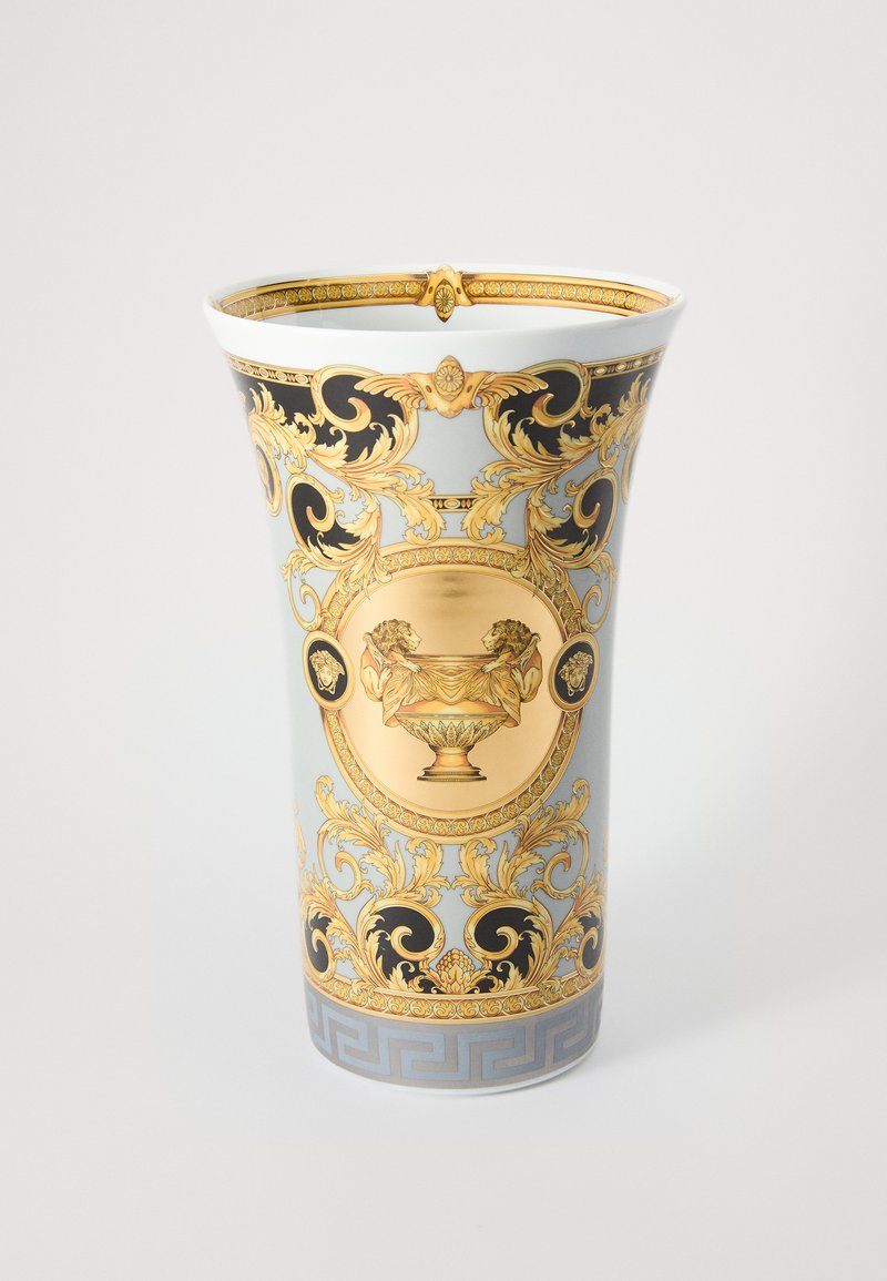 Vaso de cerâmica com fundo azul claro, adornado com elaborados motivos dourados em forma de rocalho e um desenho central de dois leões com uma tigela.