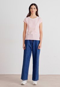 Mads Nørgaard STRIPE TEASY TEE - T-Shirt print - brilliant white/shell pink