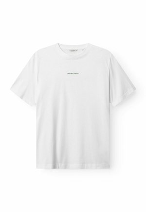 Hvid bomulds-T-shirt med rund hals, korte ærmer og en lille grøn tekstdetalje på fronten. Glat tekstur, afslappet pasform.