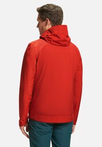 Giacca impermeabile rossa con cappuccio, dotata di maniche lunghe e tasche con zip. Tessuto liscio e orlo regolabile per una vestibilità sicura.